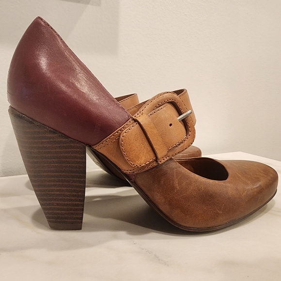 Fossil, size 8 leather 3" beautiful high heel with strap sand unique heel shape. - Picture 3 of 16